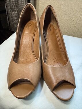 Women’s Beige Clark’s Artisans Heels Size 9.5